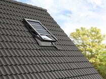 VELUX SSS SK06 0000S VERDUISTEREND BUITENSTE ZONNESCHERM OP ZONNE-ENERGIE VERDUISTERENDE ZWARTE STOF